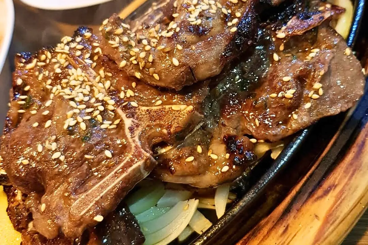 قطع لحم خروف مشوية