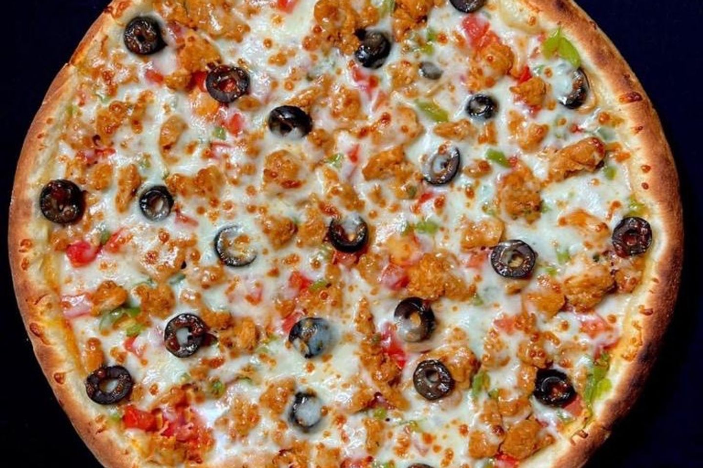 بيتزا قطع دجاج بالخضار