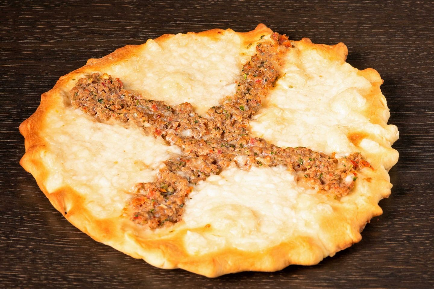لحمة بعجين مع جبنة