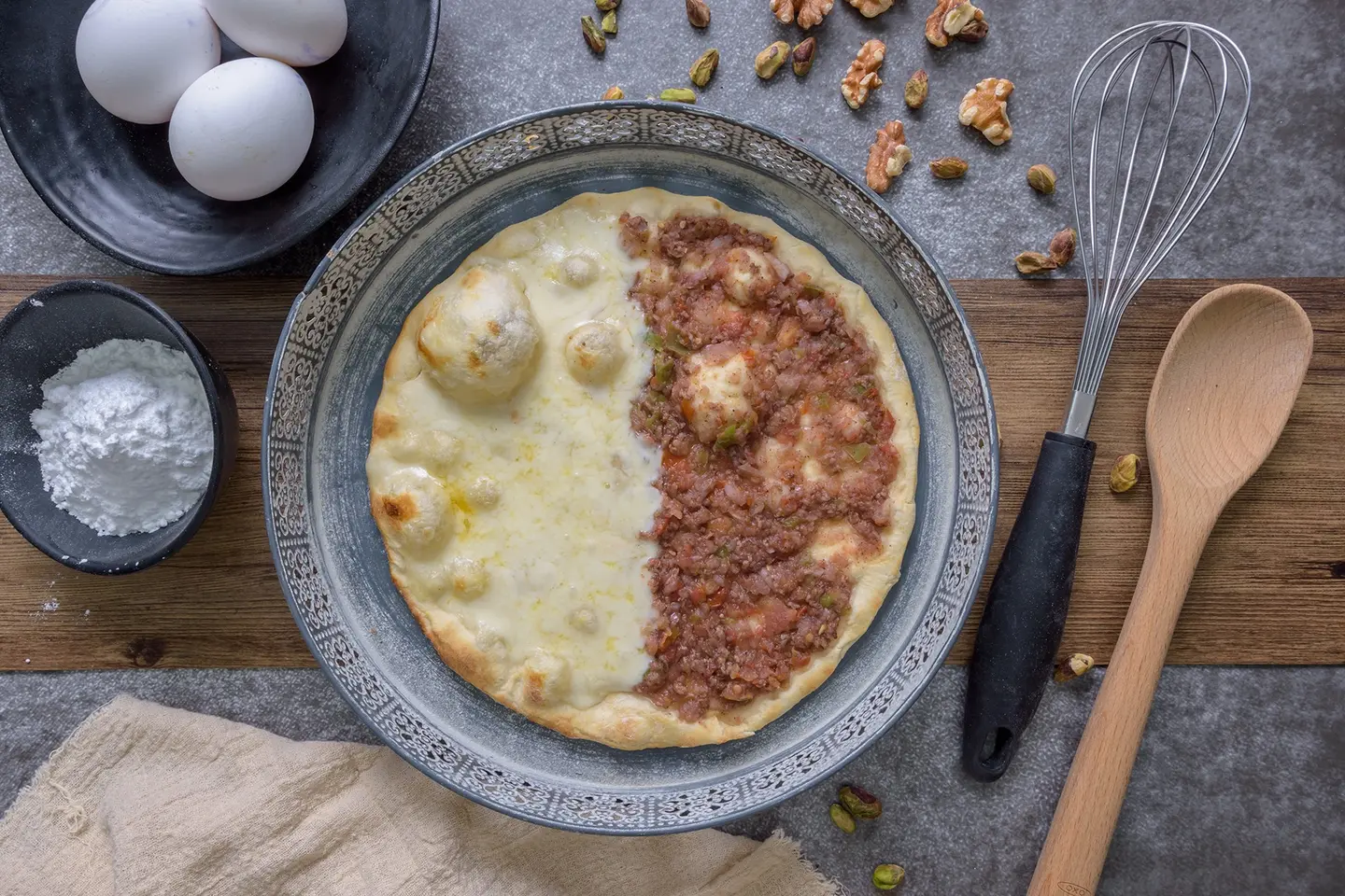 فطيرة لحم و جبنة عكاوي