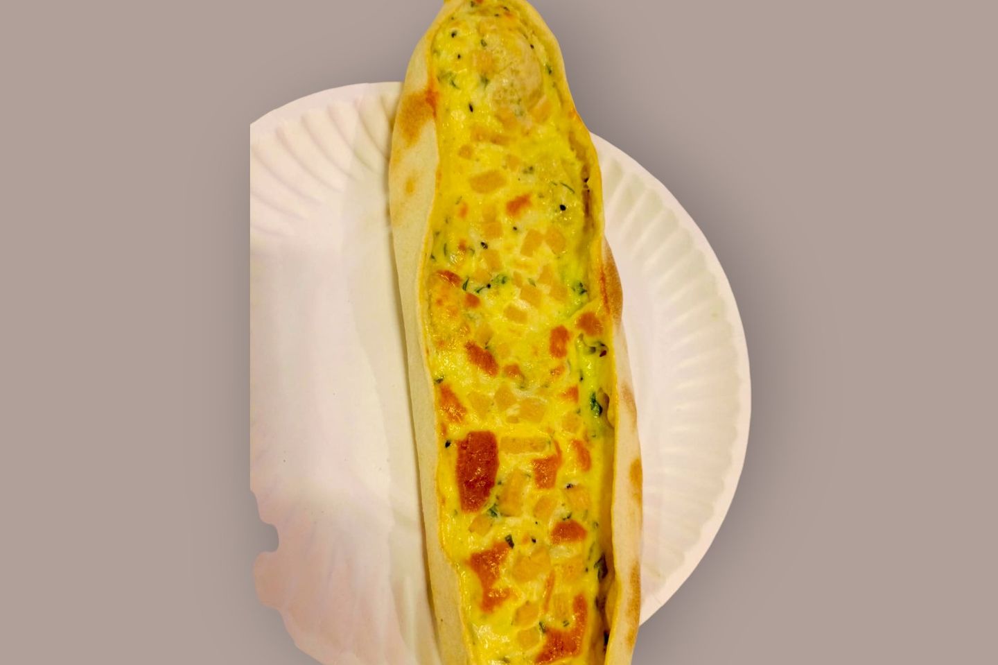 مرتديلا بالجبن