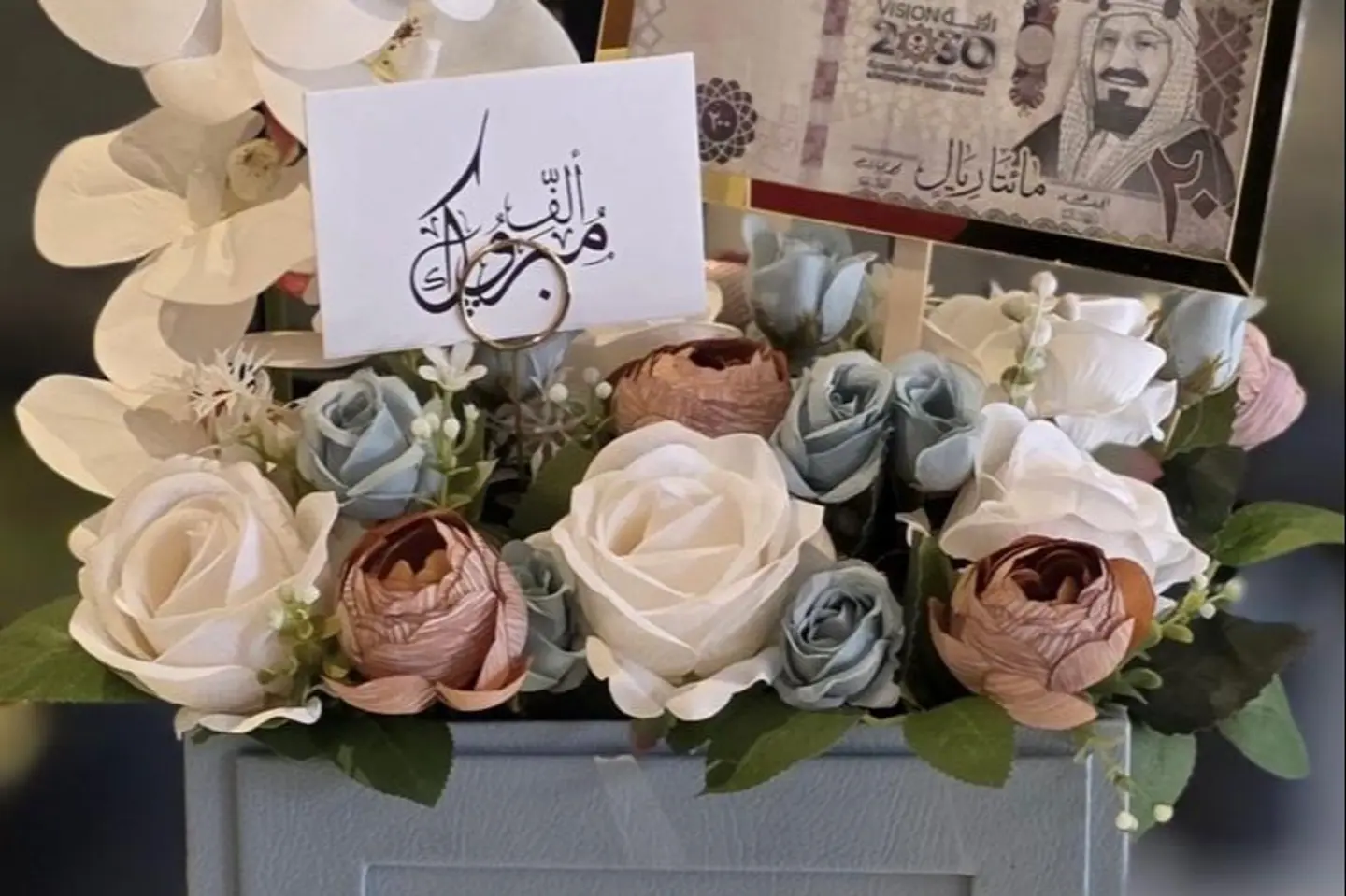 تنسيق هدية الأوركيد والورد