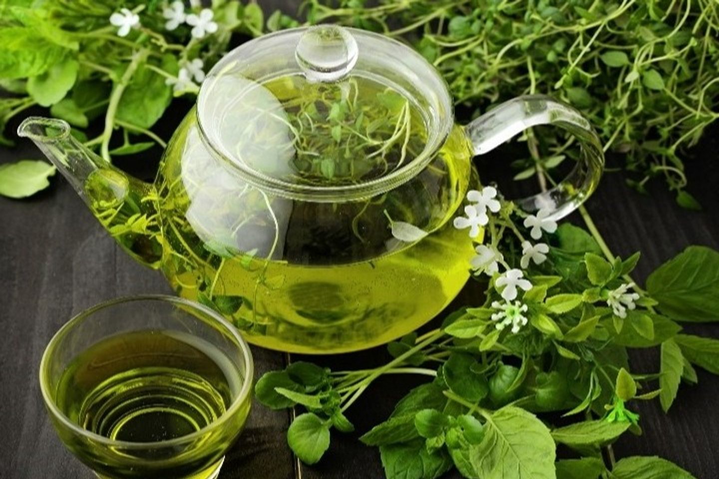 شاي اخضر مع نعناع صغير