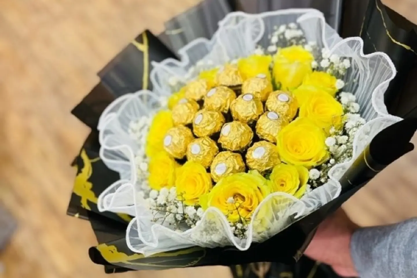 بوكيه فريرو روشيه مع ورد اصفر  كود ١٠٢٤