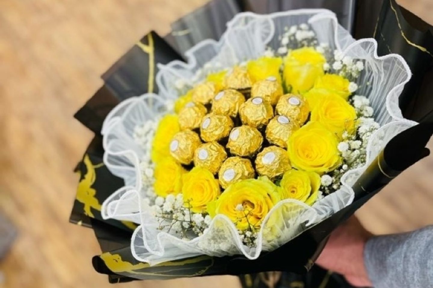 بوكيه فريرو روشيه مع ورد اصفر  كود ١٠٢٤