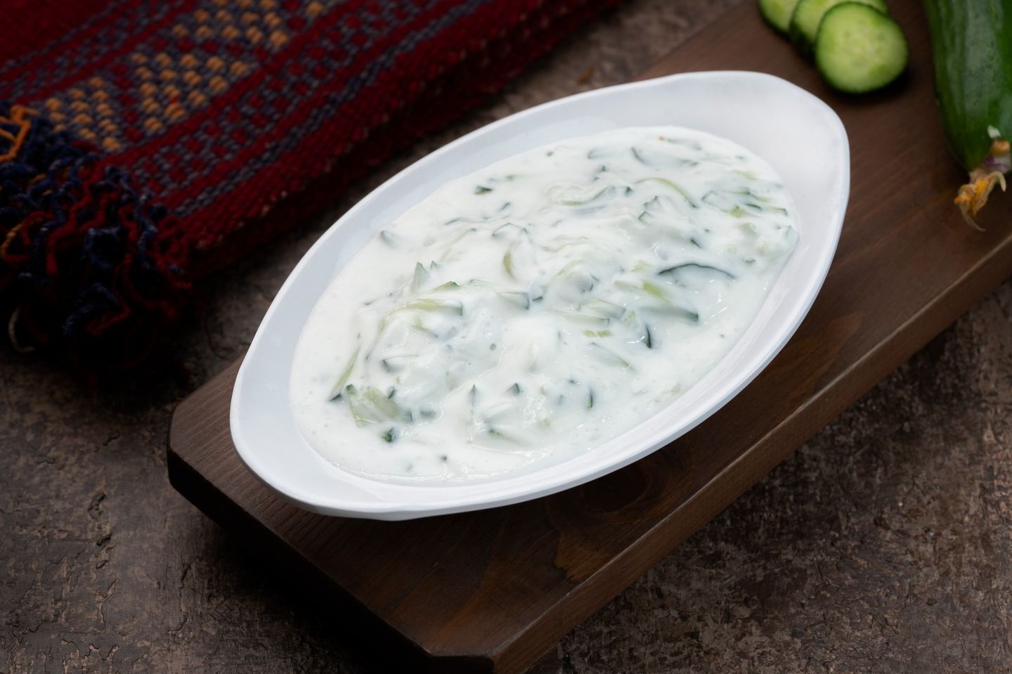 سلطة خيار باللبن