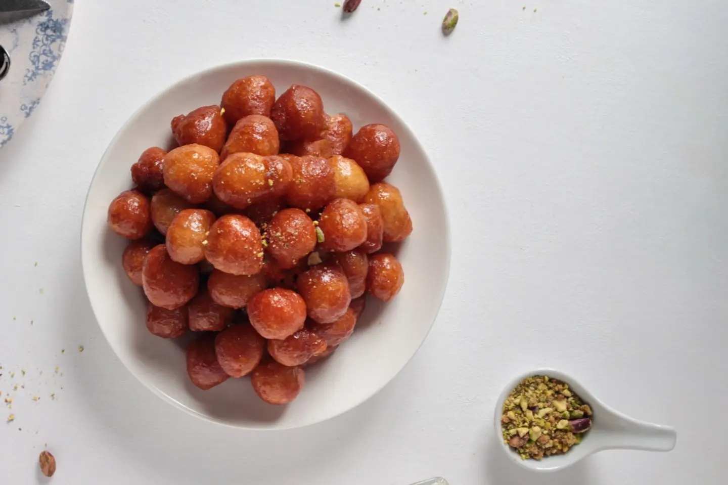 طبق لقيمات خبزة بالجبنة كبير