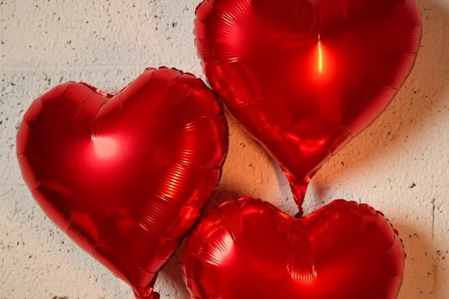 بالونات قلوب حمراء