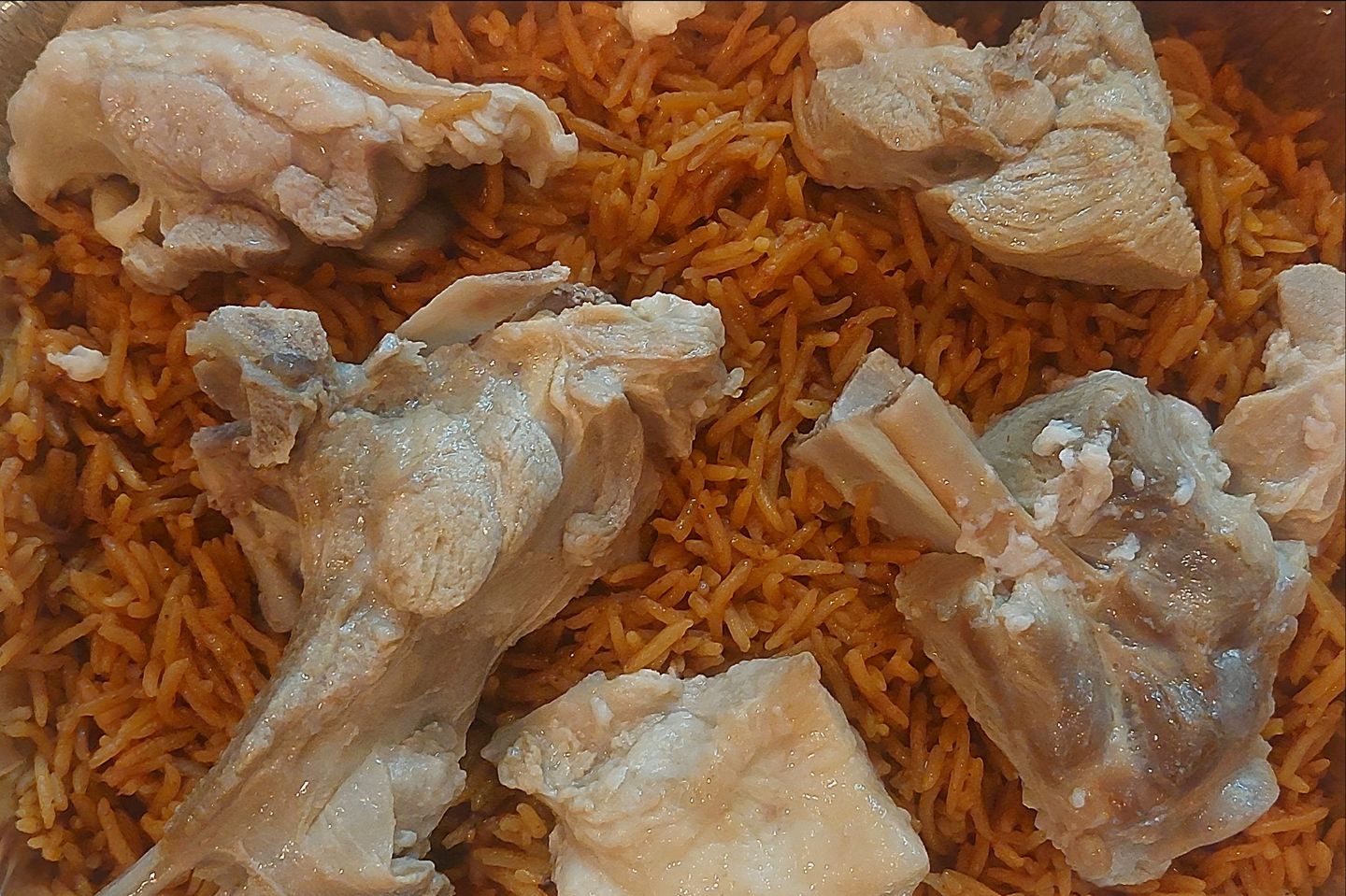 نفر مضغوط لحم مع أرز أحمر