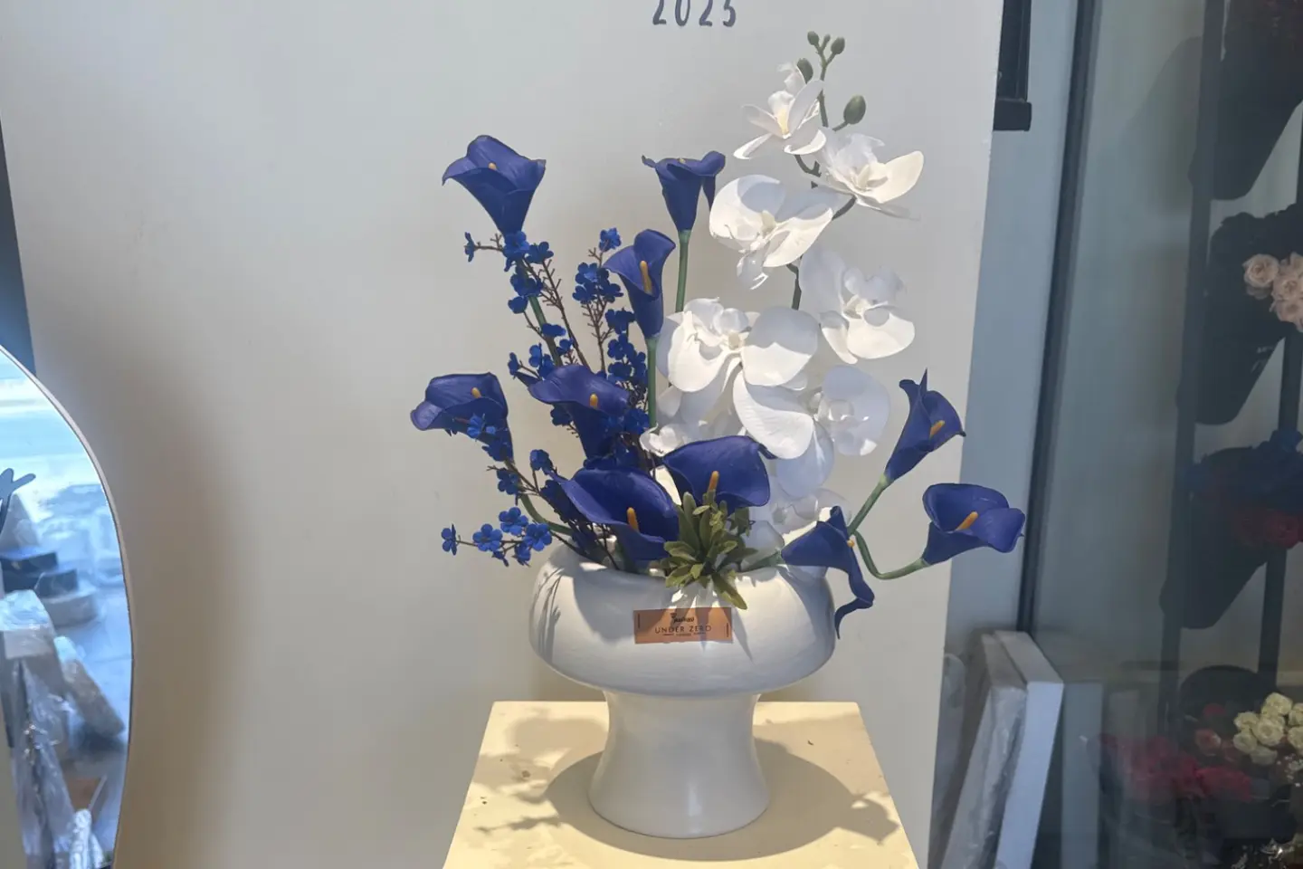 Vase Overwhelming Feeling