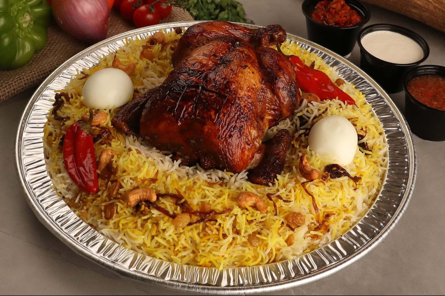 دجاج كاملة شواية مدخن مع أرز دسمان الأبيض