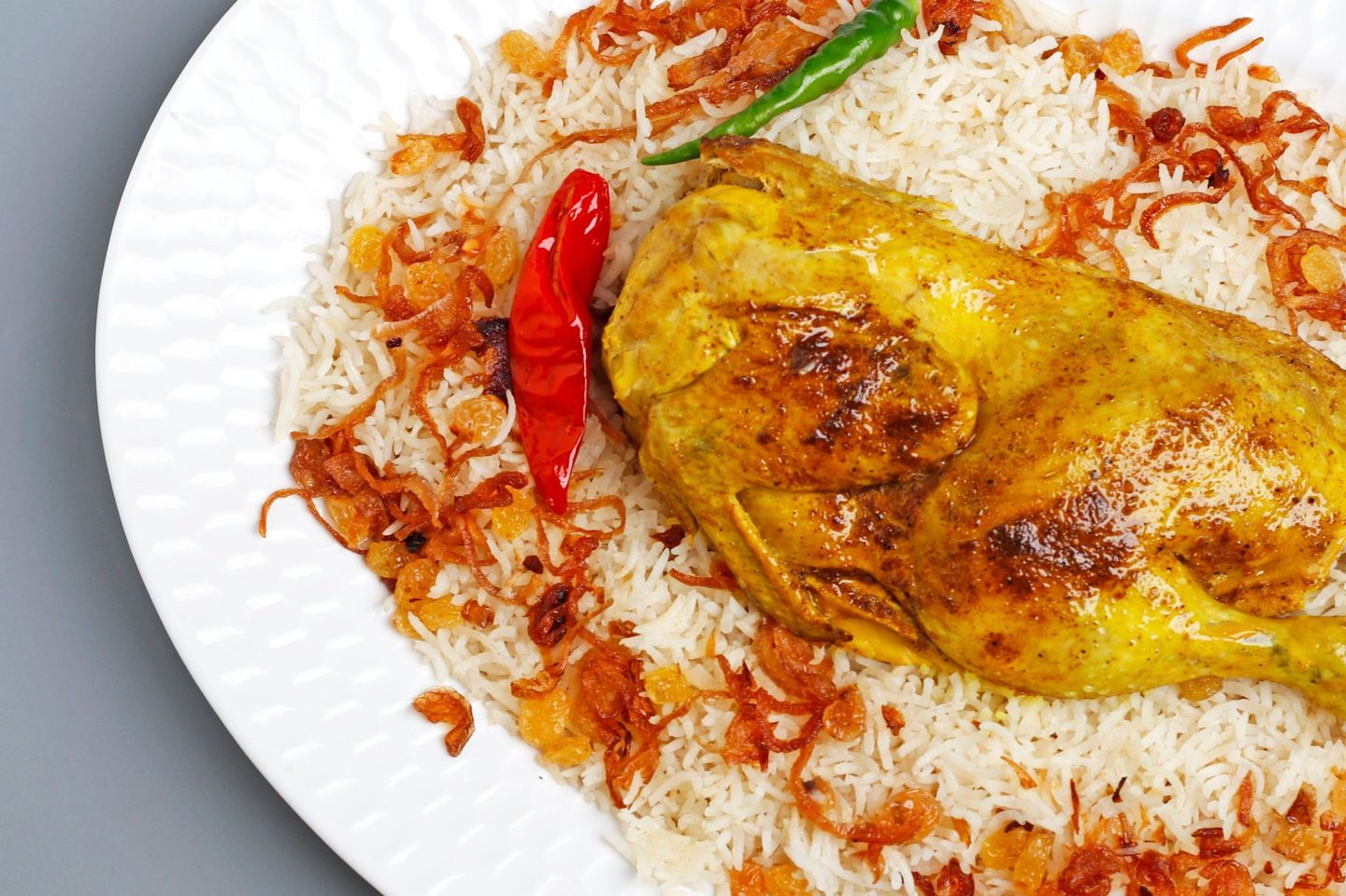 نص حبة دجاج مدفون مع الرز