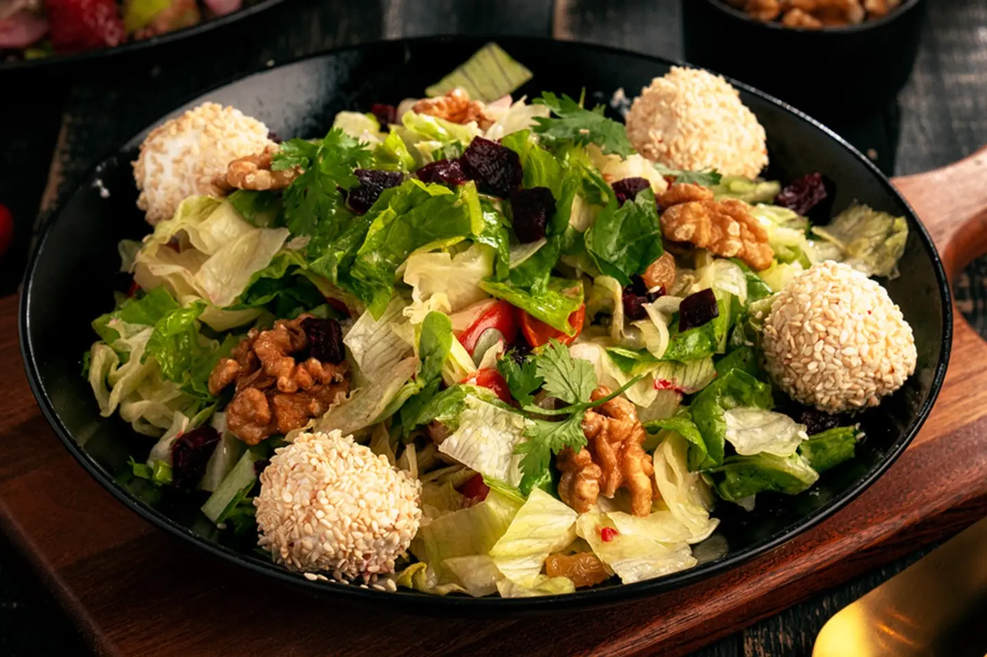 سلطة الجوز والجبن