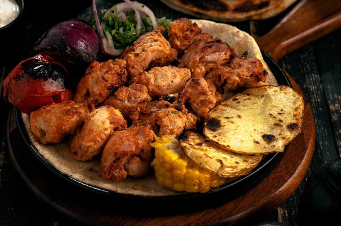 طاووق أحمر