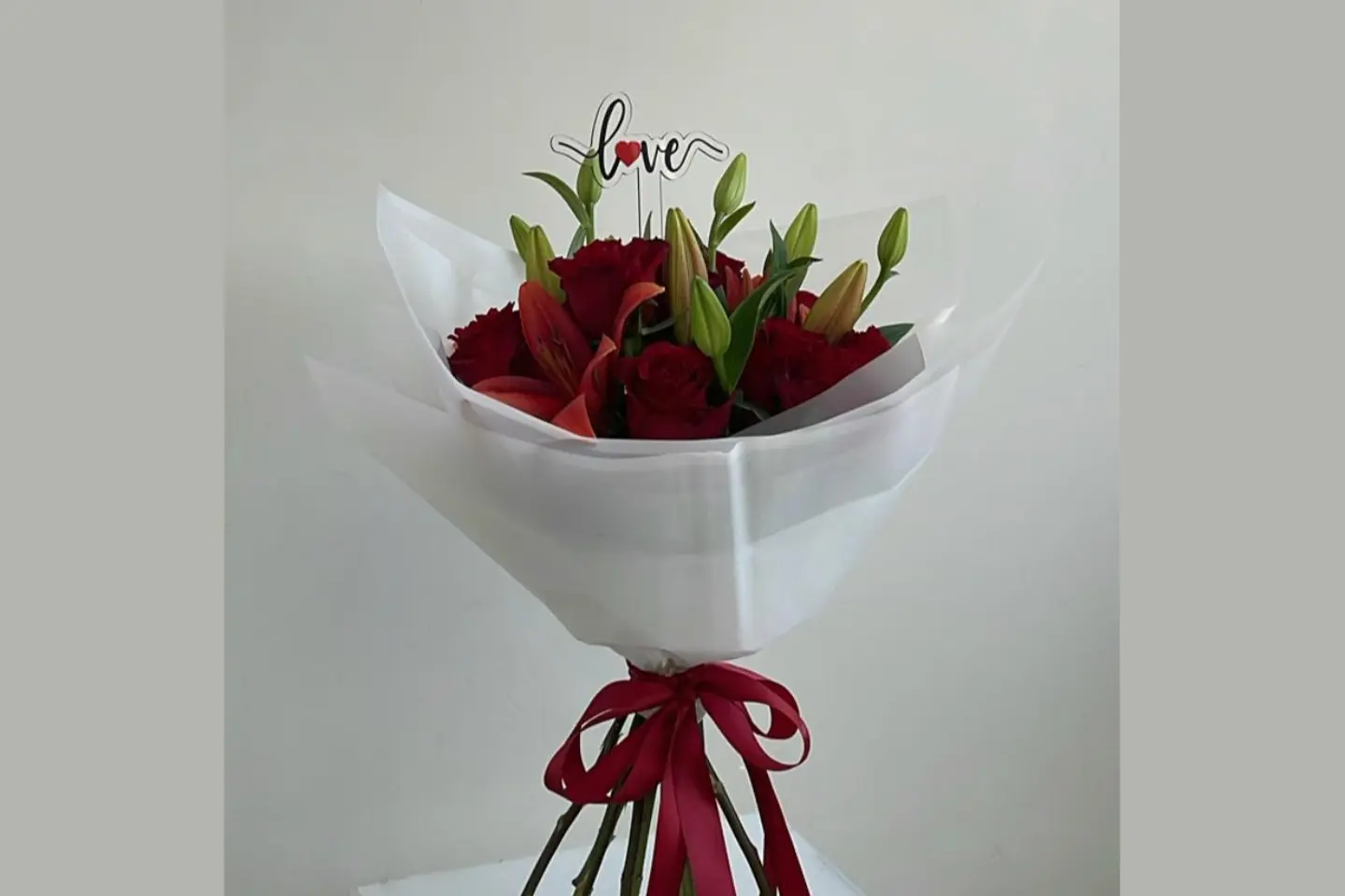 بوكية ورد أحمر متنوع واكرليك نصف تغليف