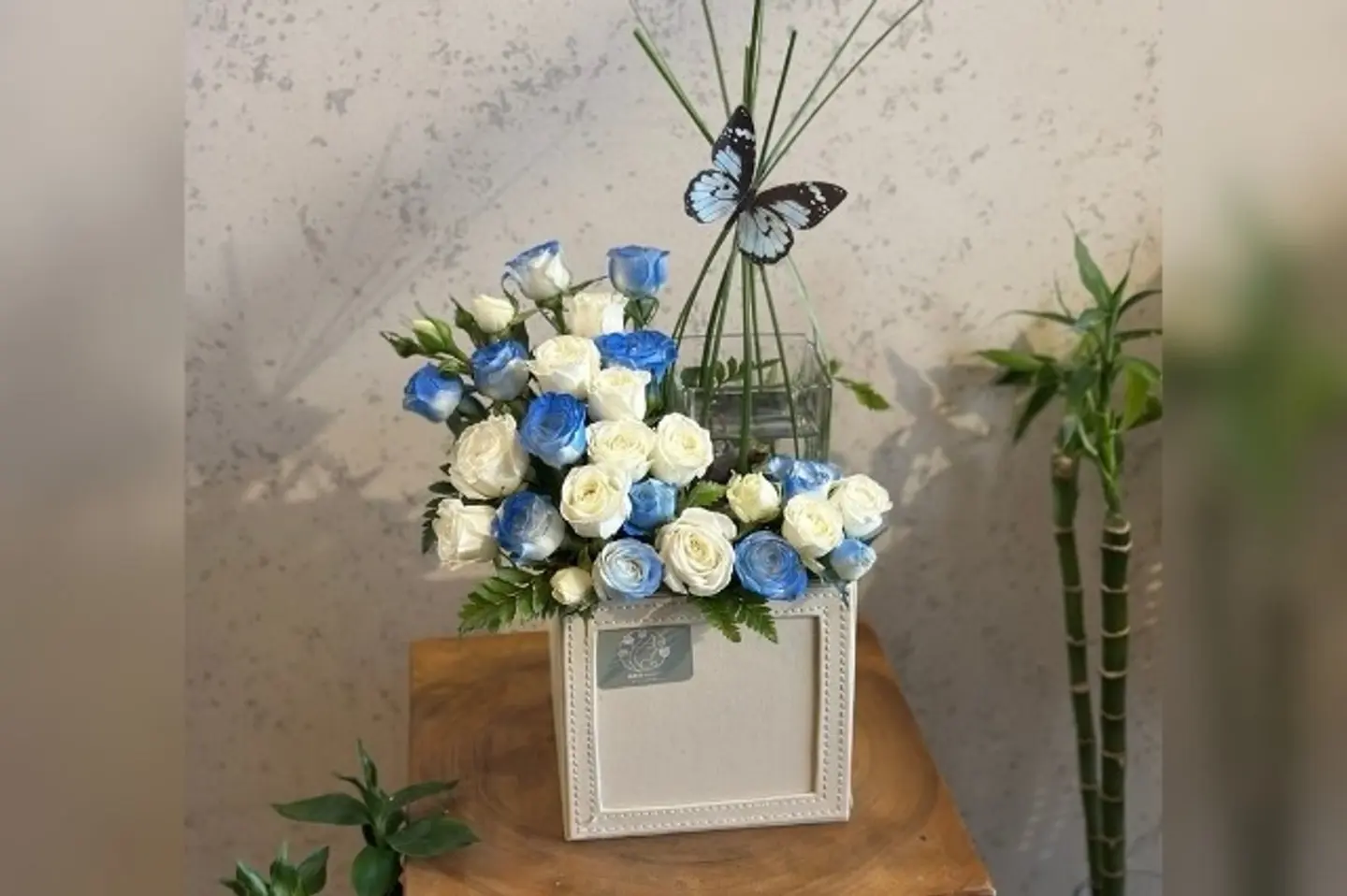 فازة ورد مع سمكة فايتر