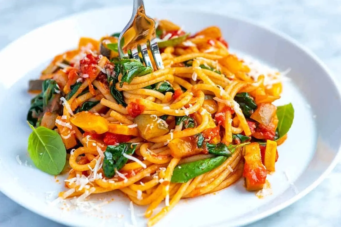 باستا خضار حمراء