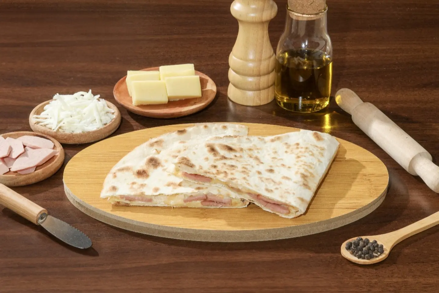 نقانق مدخنة مع جبنة مشكلة