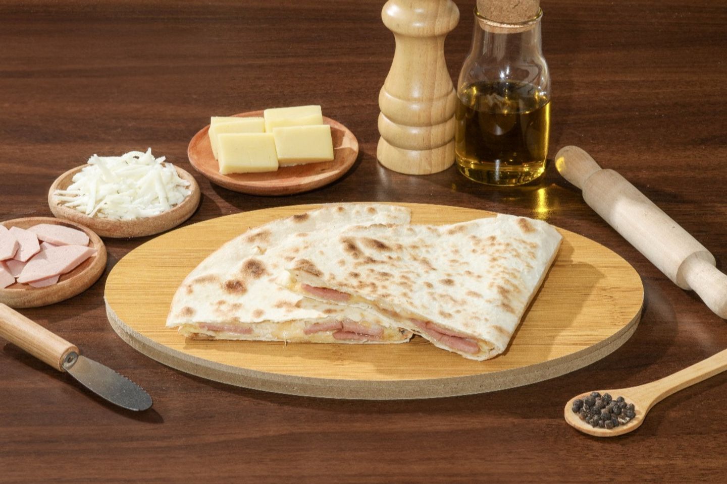 نقانق مدخنة مع جبنة مشكلة
