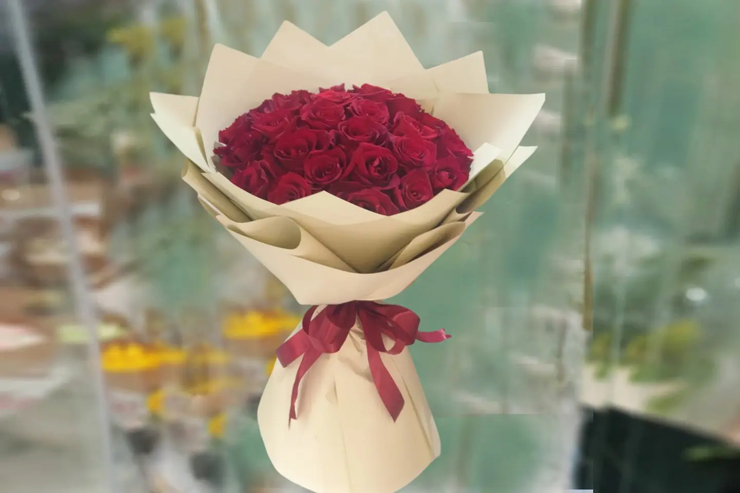 باقة ورد أحمر - تغليف أخضر فاتح