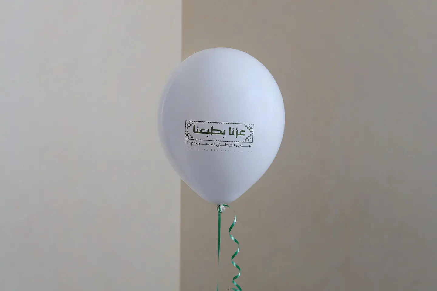 بالون هيليوم اليوم الوطني مطاط ابيض