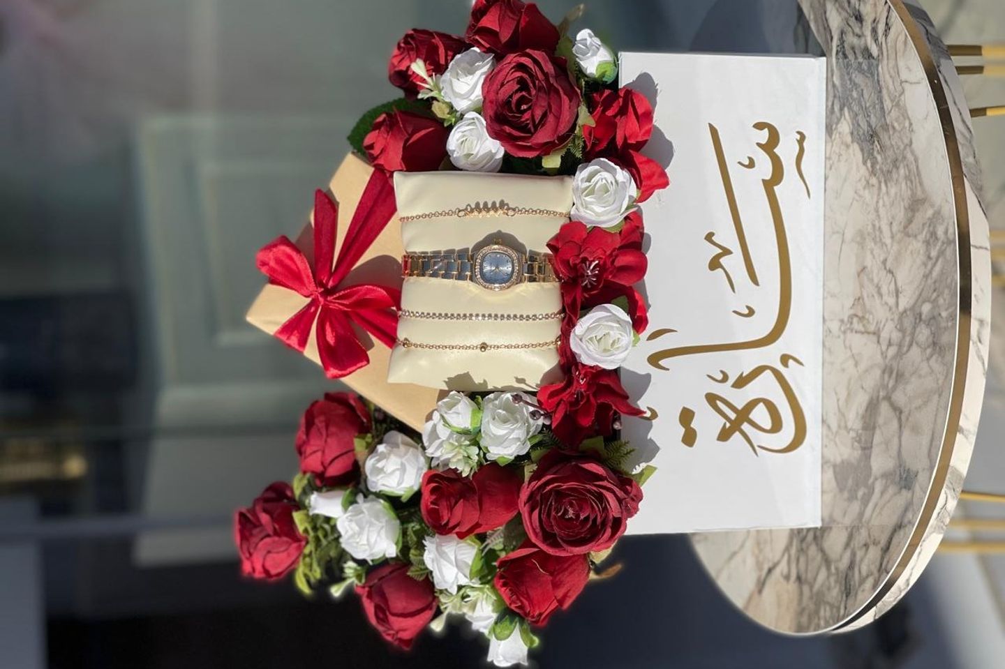 ‏تقوم أكسسوارات علبة ماء كتابة ورد صناعي