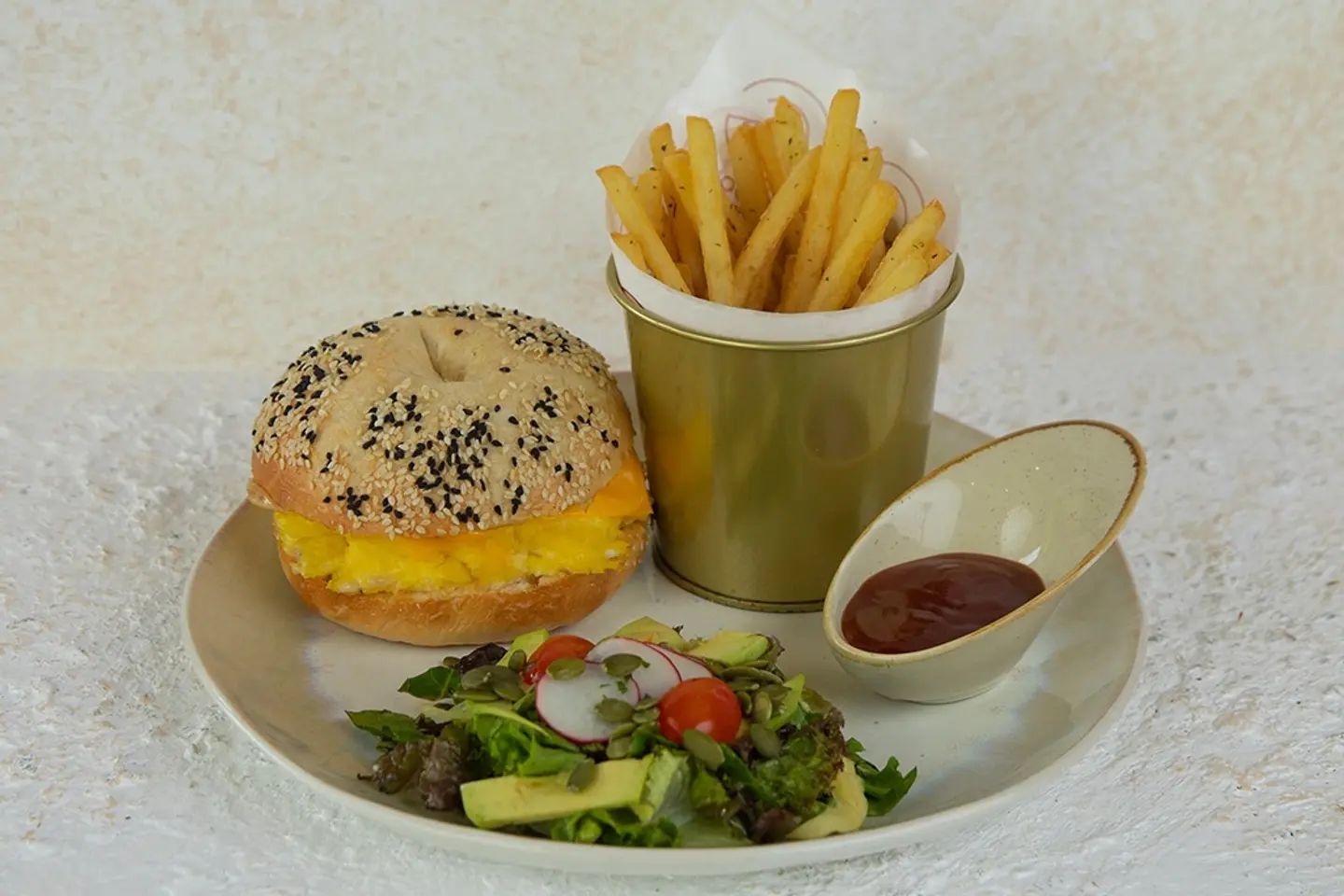 بيض مقلي بصوص جروڤ - مع السلطة والبطاطس