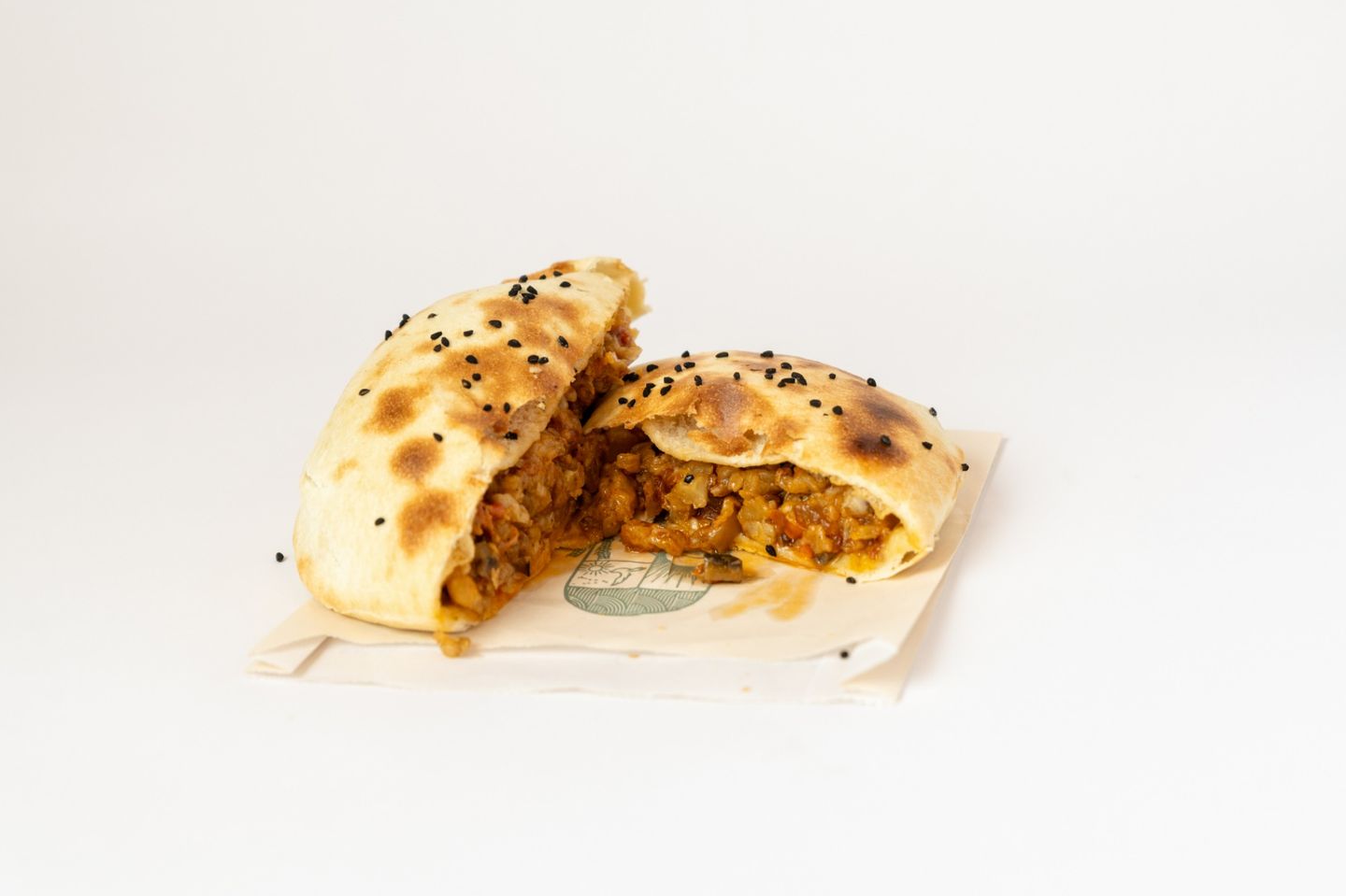 فطيرة حلوم مع حمسة الباذنجان