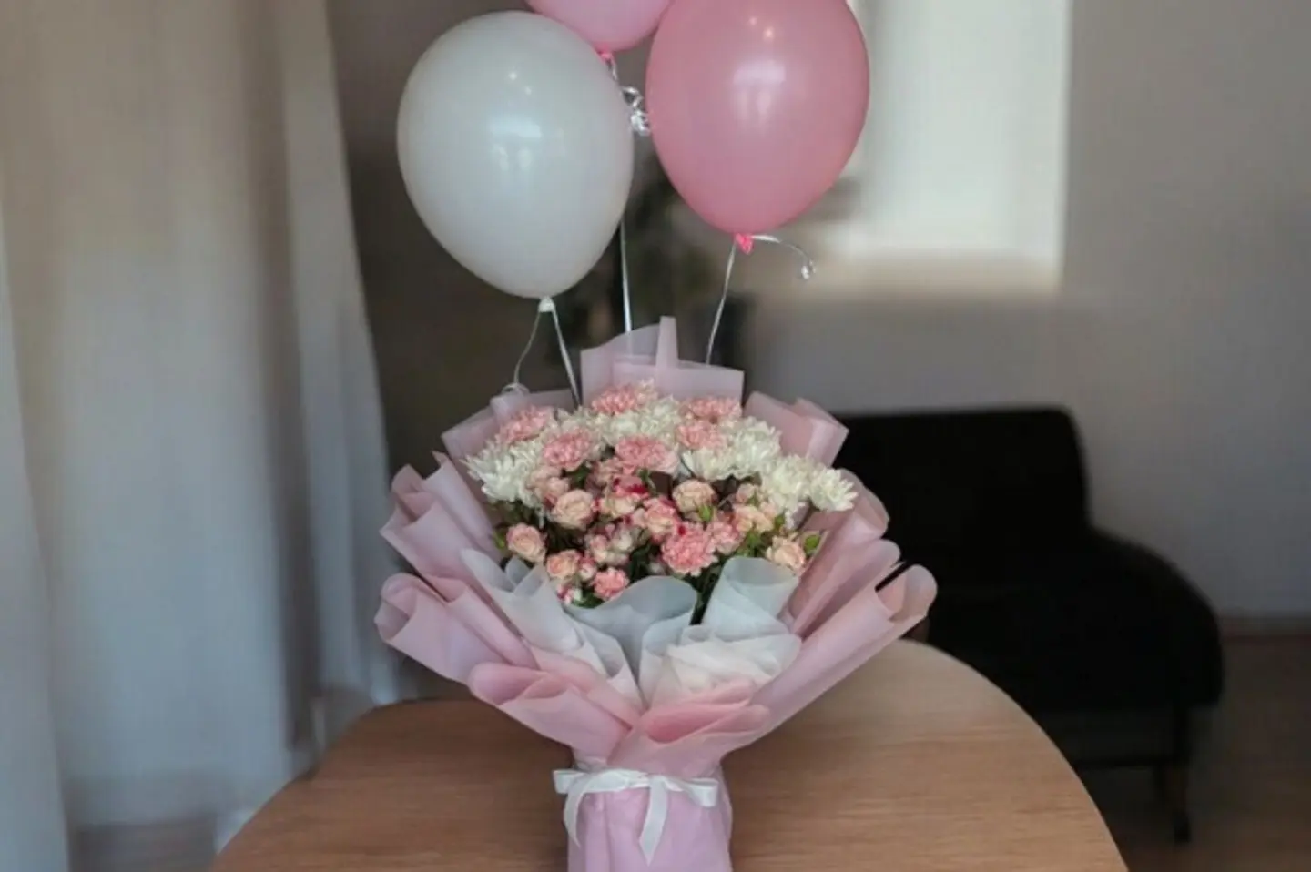 بوكيه ورد كارنيشن مع بالونات