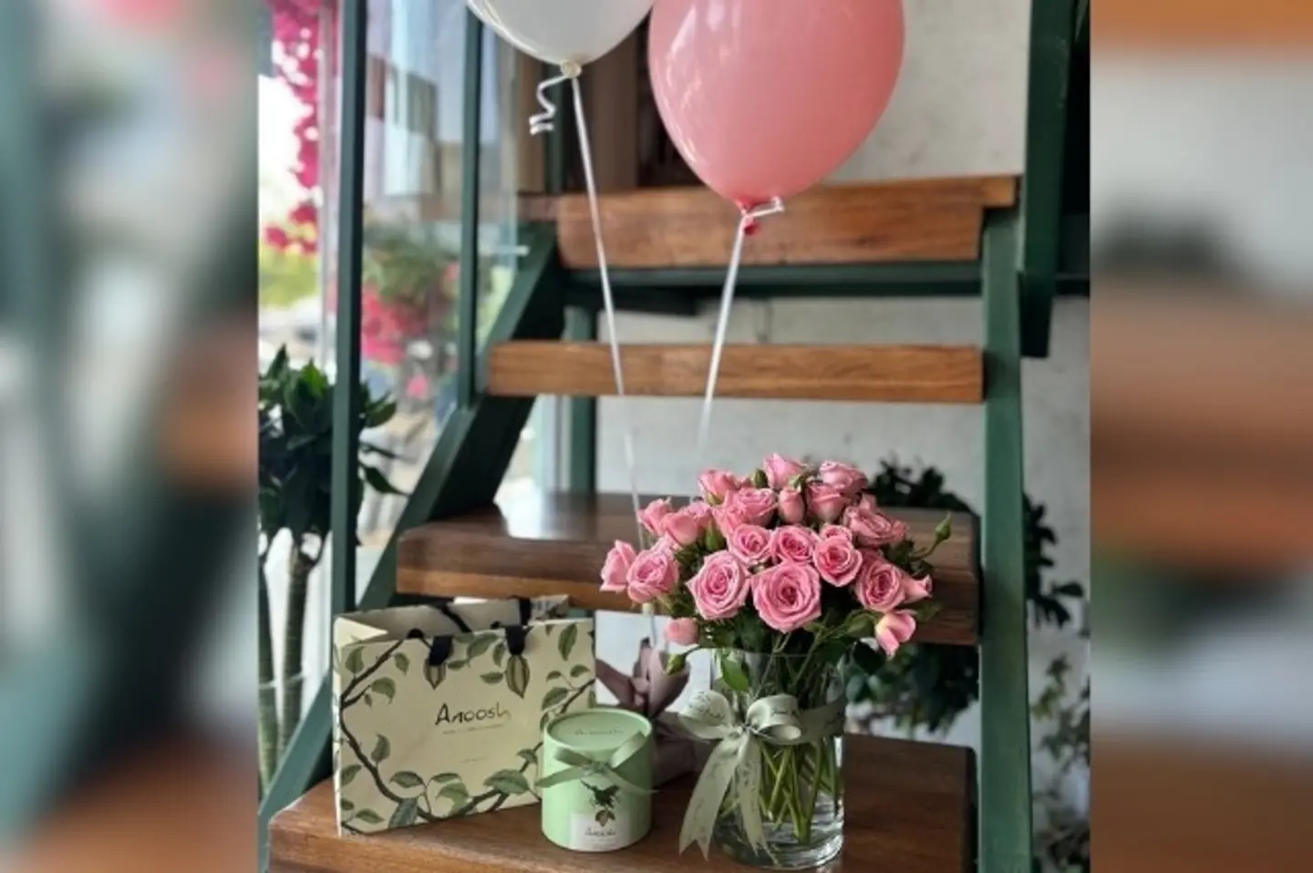 فازة ورد مع بالون وشكولاته