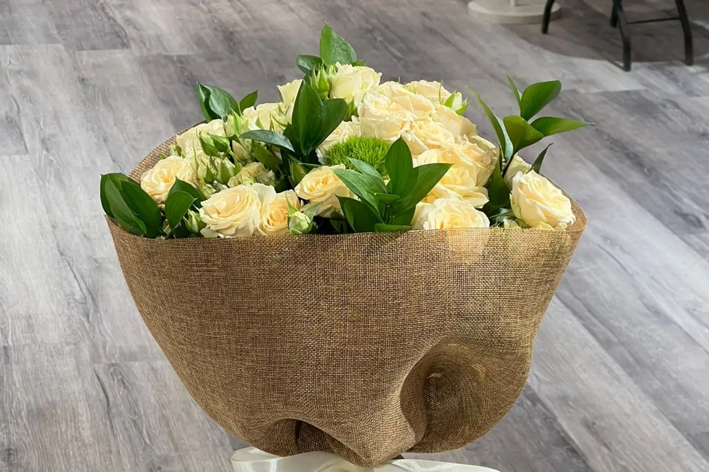 باقة الخيش مع الجوري الابيض