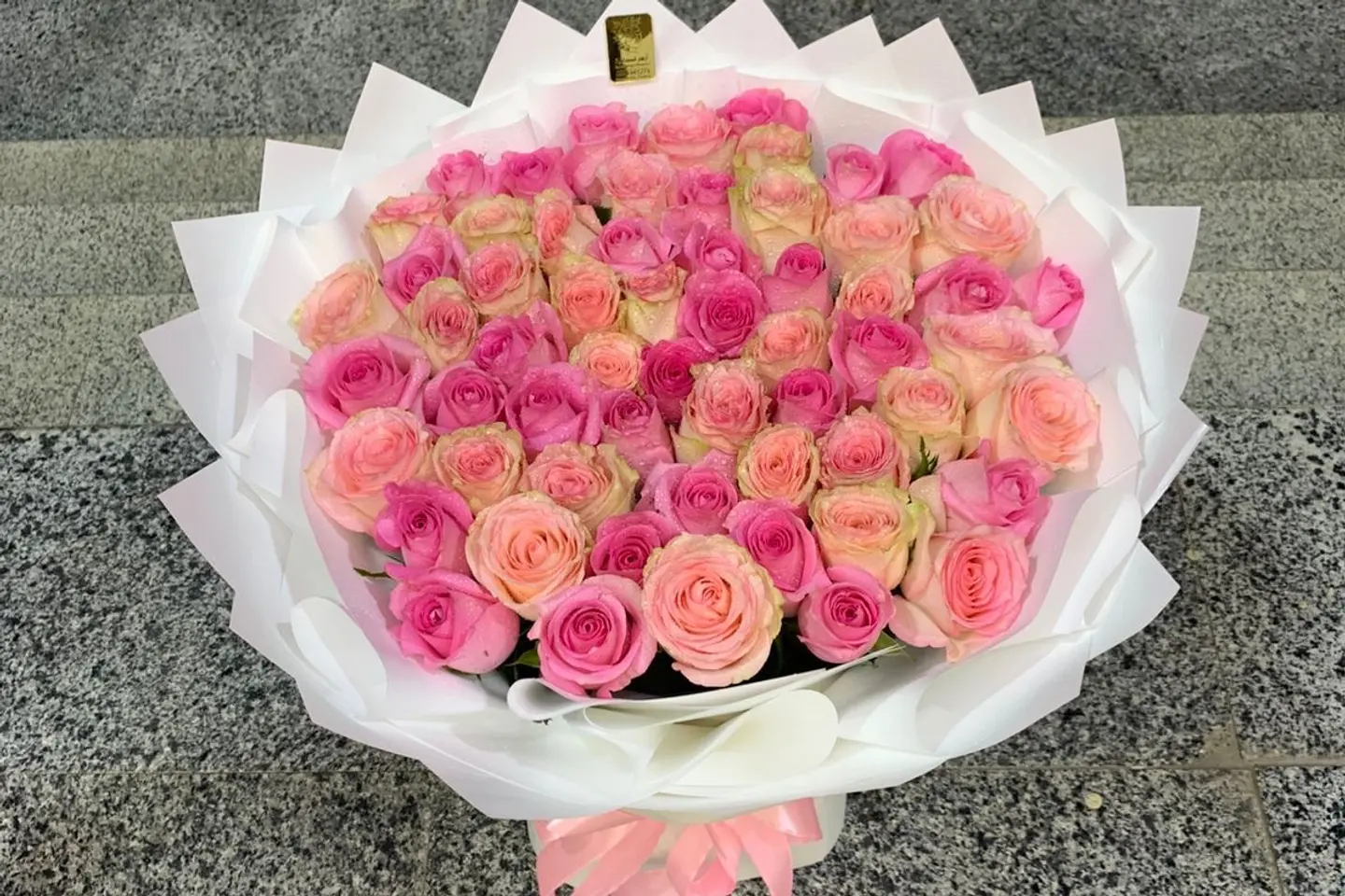 ورد بينك بغلاف ابيض باقة أنيقه