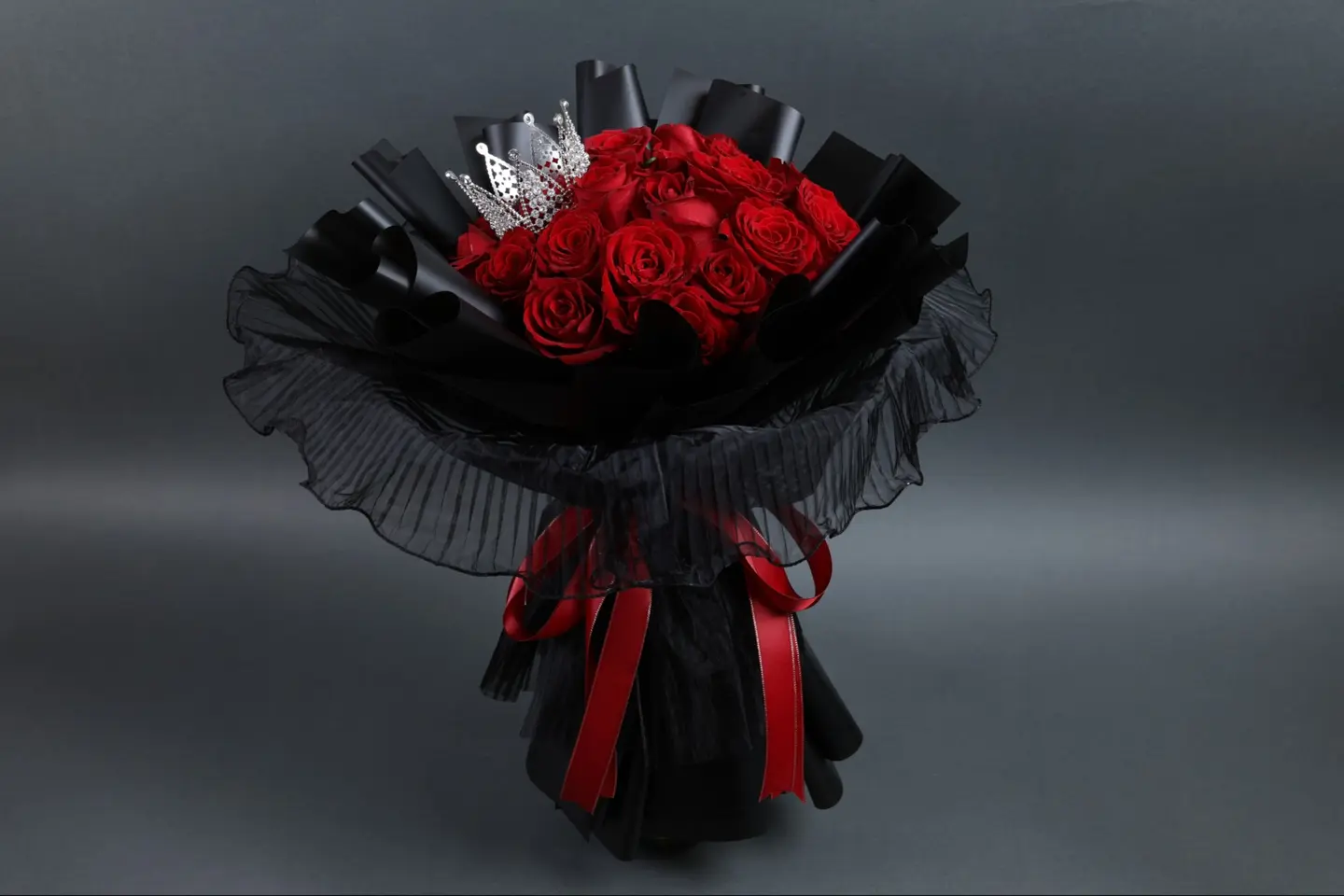 باقة زهور حمراء طبيعية متوجة مع عبوة سوداء