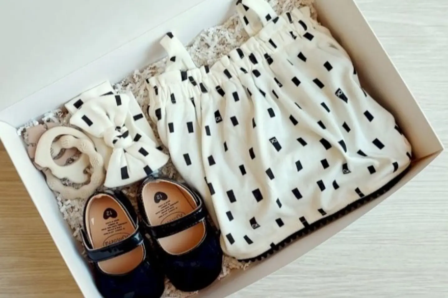 جمبسوت كالفن كلاين ابيض