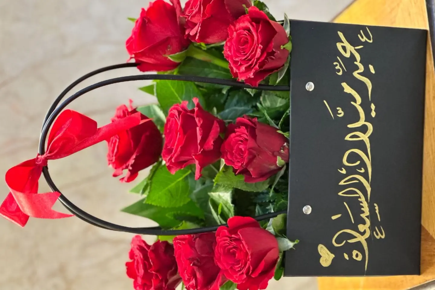 حقيبة ورد أحمر عيد ميلاد السعادة