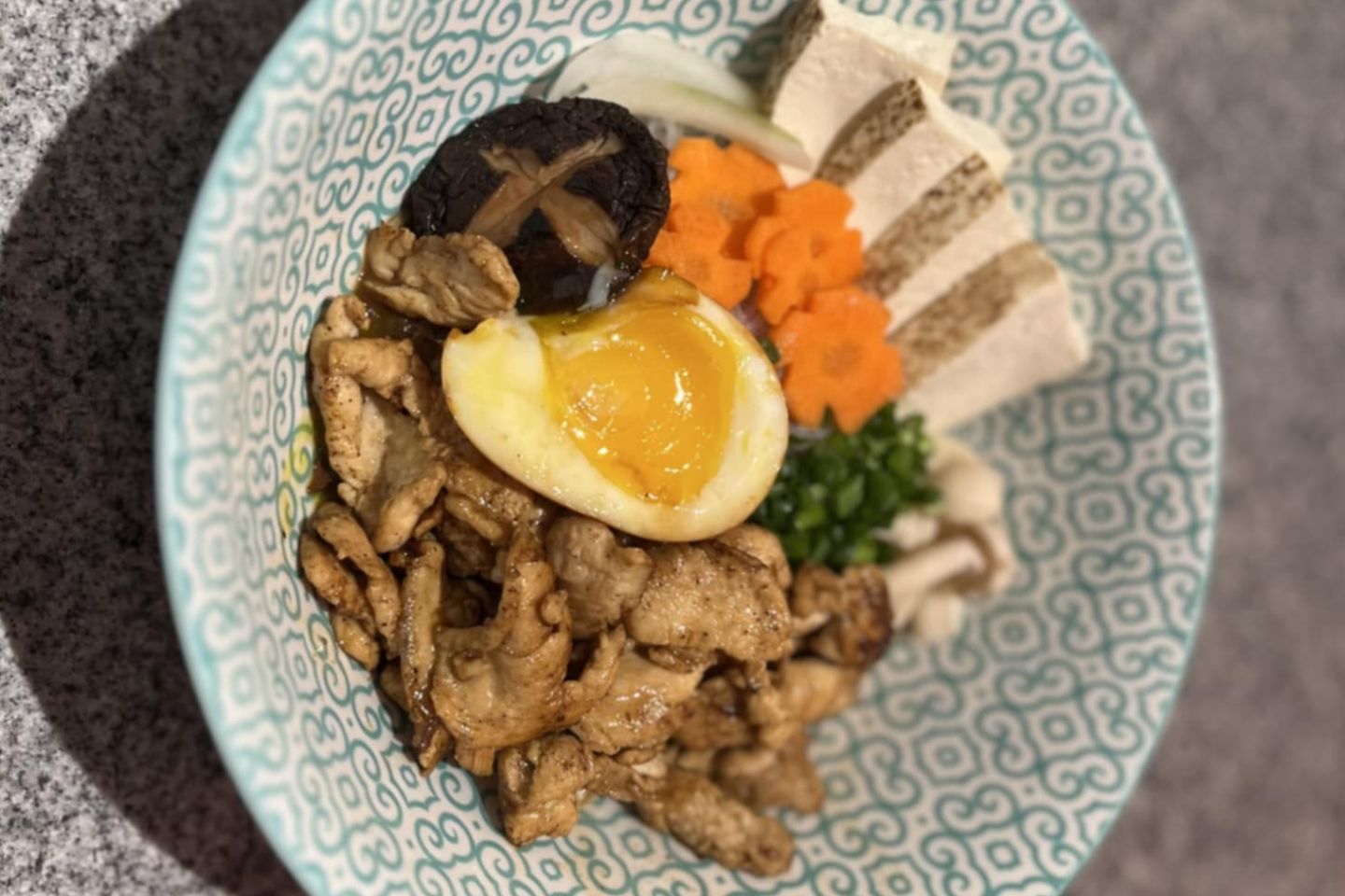 شوربة الدجاج والمعكرونة سوكيياكي