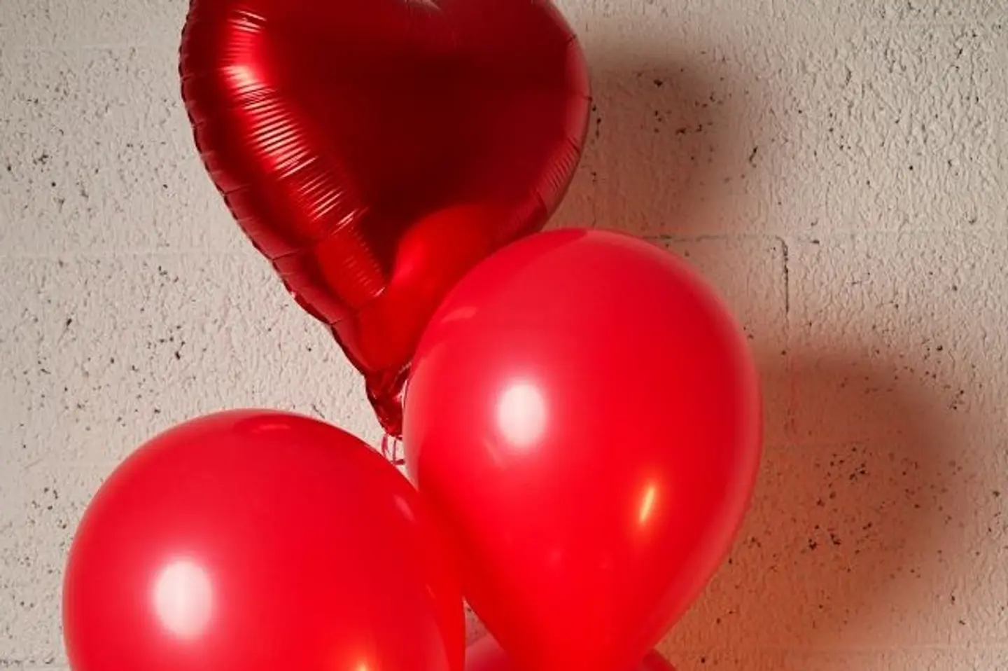 قلب أحمر مع ستة بالونات مطاطية