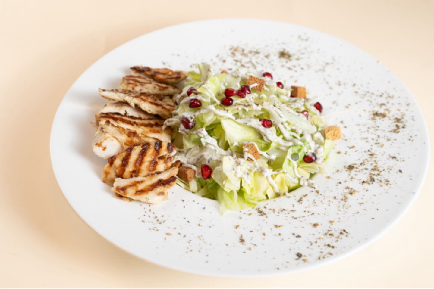 سلطة دجاج بالزعتر بصوص الثوم
