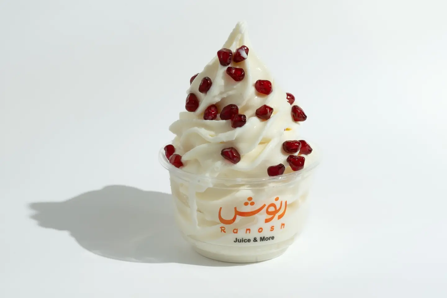 آيس كريم فانيليا مع قطع الرمان