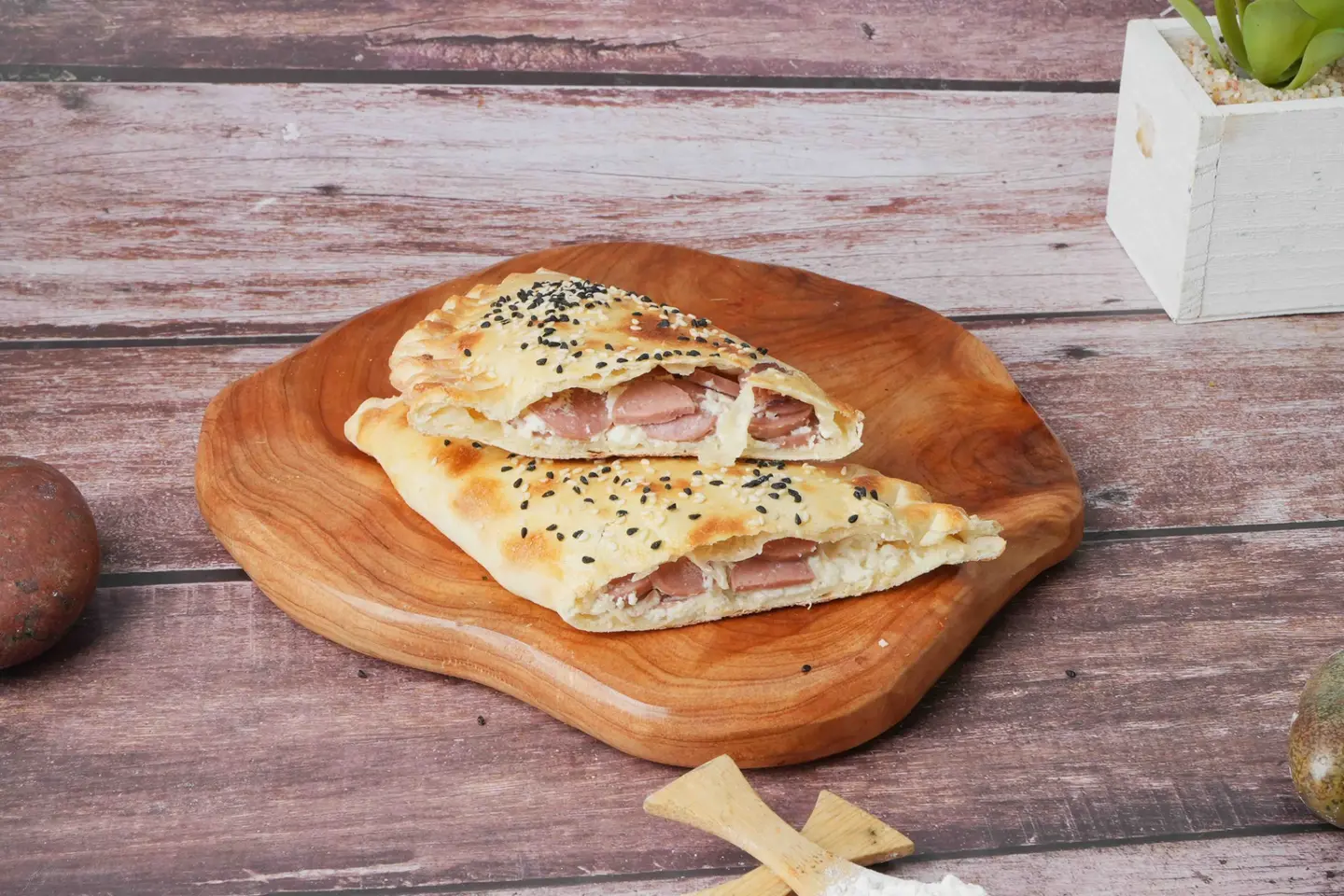فطيرة نقانق بالجبن