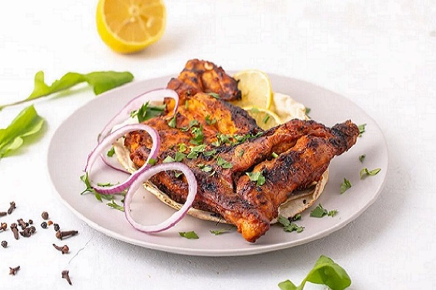 نص حبة دجاج مشوي على الفحم بدون رز