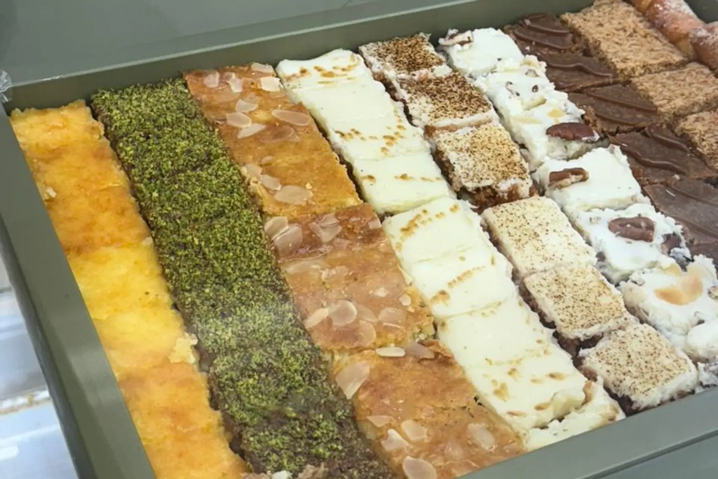 علبة بسبوسة مكس خضراء