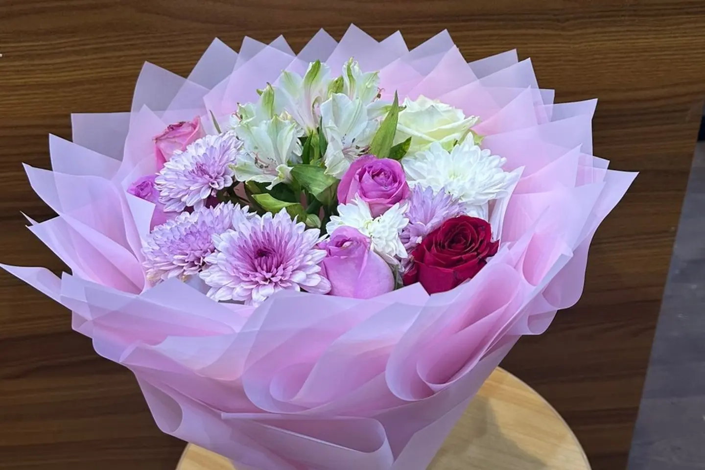 بنفسجي وأبيض