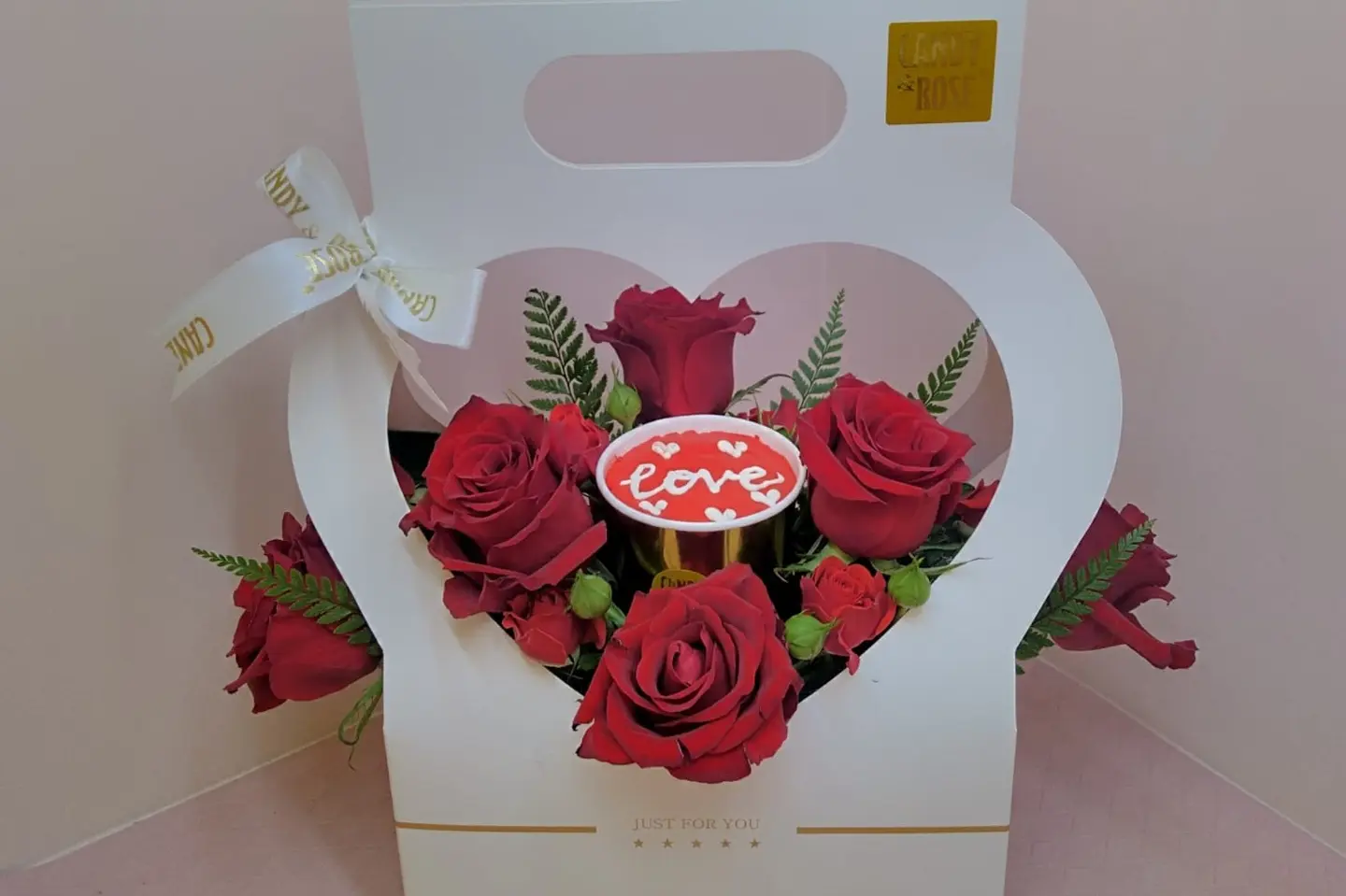 تنسيق كوب الكيك مع حامل وورد طبيعي البهجه  حسب الصورة فقط الكتابه على كرت الاهداء فقط