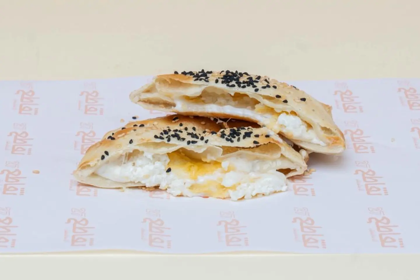 برايز بيض بالجبنة والصوص
