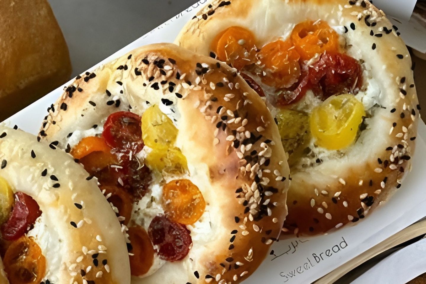فطيرة الجبن والطماطم الكرزية