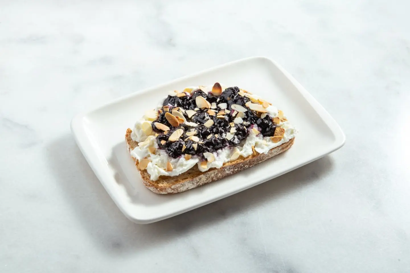 ساندويتش بوراتا بالتوت