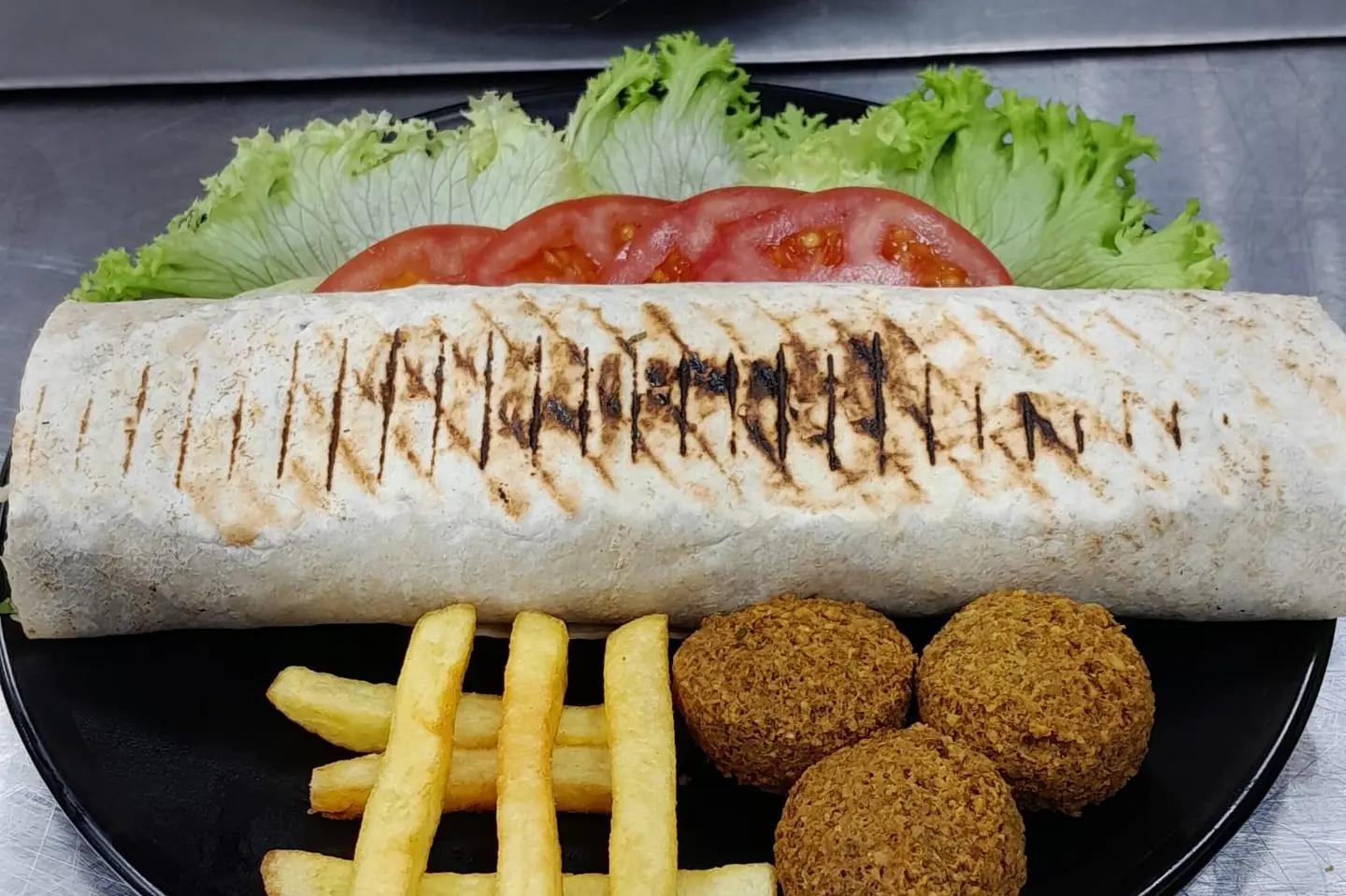 ساندوتش فلافل بالجبنه خبز صاج