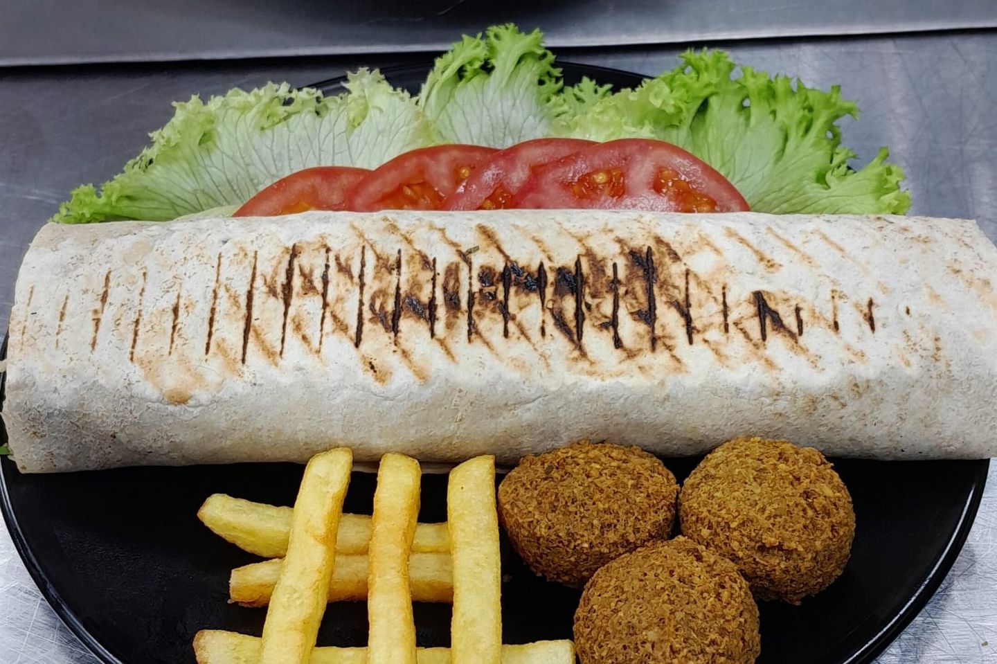 ساندوتش فلافل بالجبنه خبز صاج