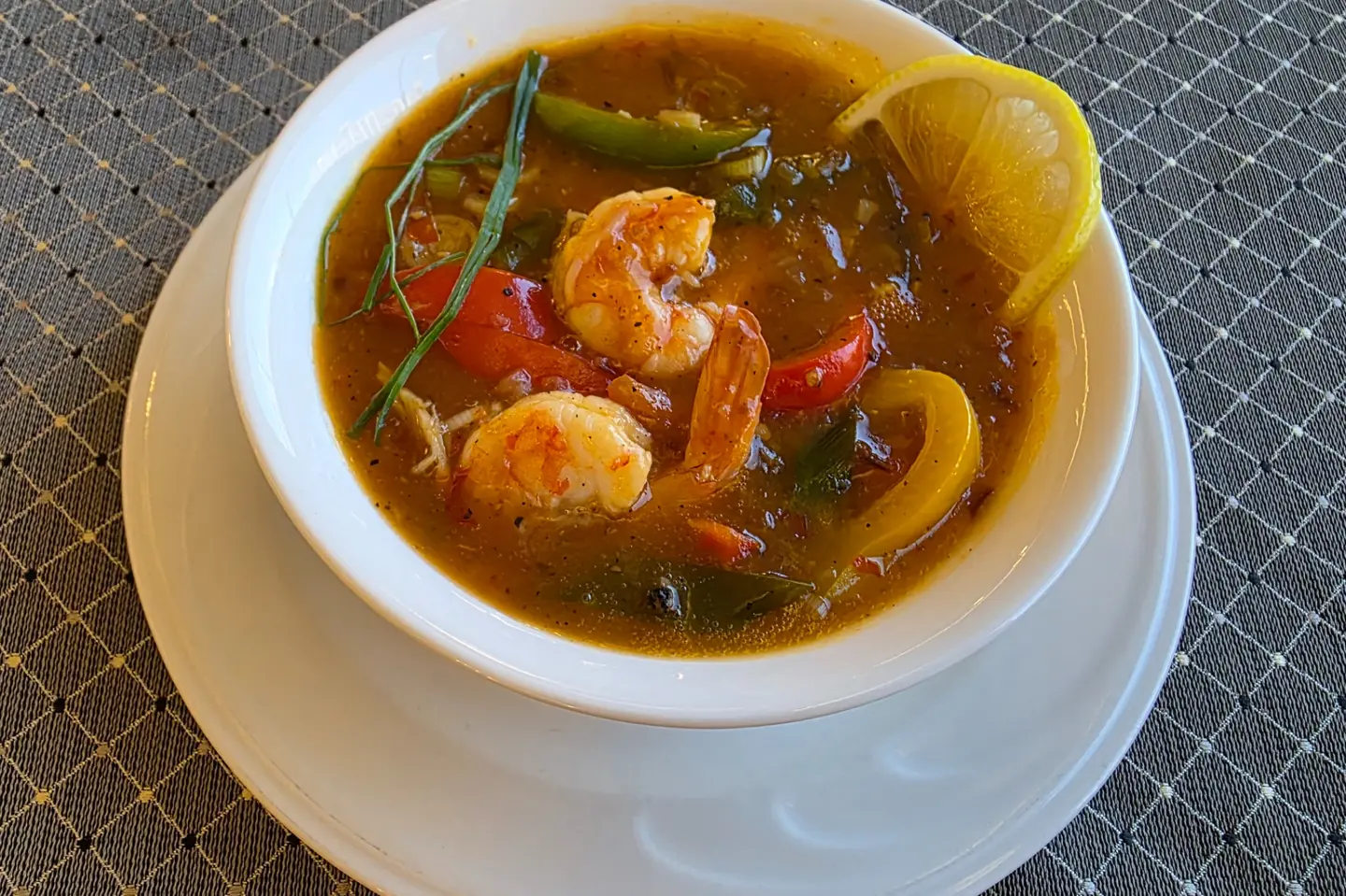 شوربة الربيان الحارة والحامض